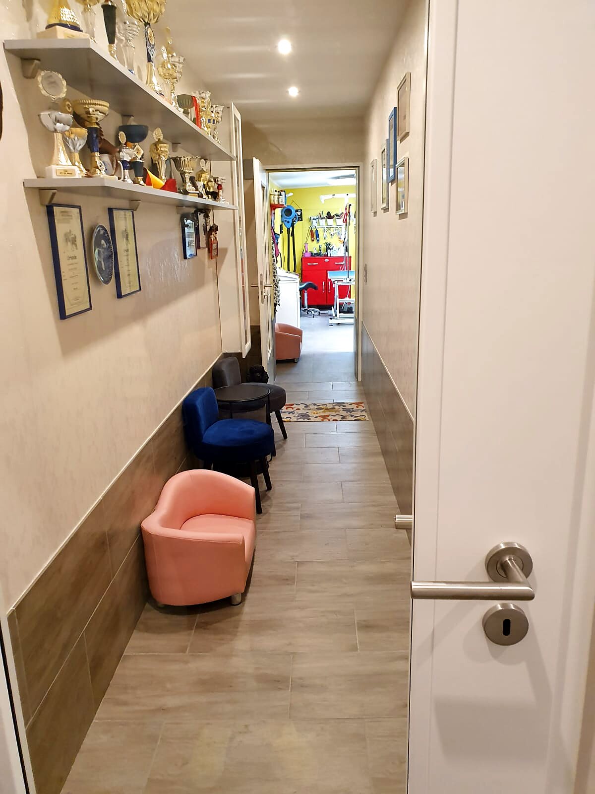 Flur des Salons mit Wartebereich